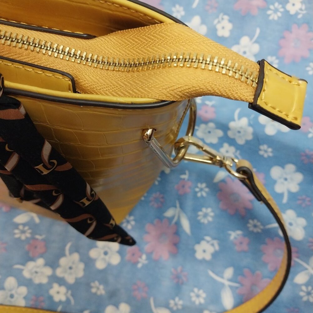 3122 Medium Ann Klein Cross Body Shoulder Bag In Gold and Black - Picture 4 of 13
